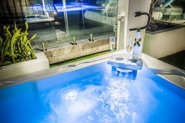 Açık yüzme havuzu, havuz şemsiyeleri, şezlonglar