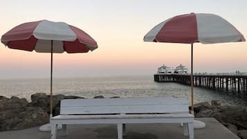 Playa en los alrededores y toallas de playa