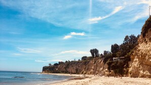 Nær stranden og strandhåndklær