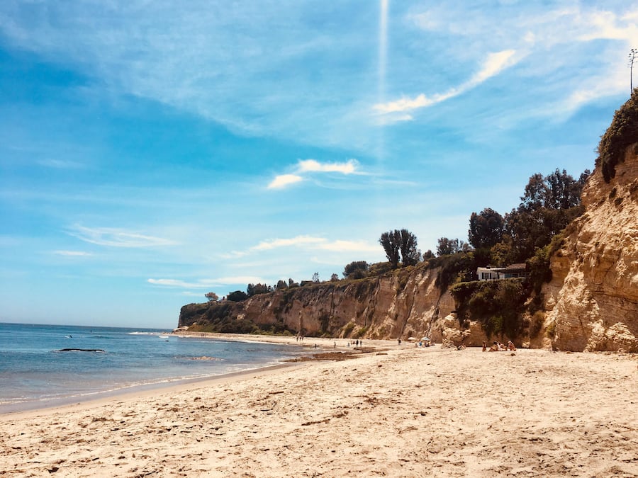 Nær stranden og strandhåndklær