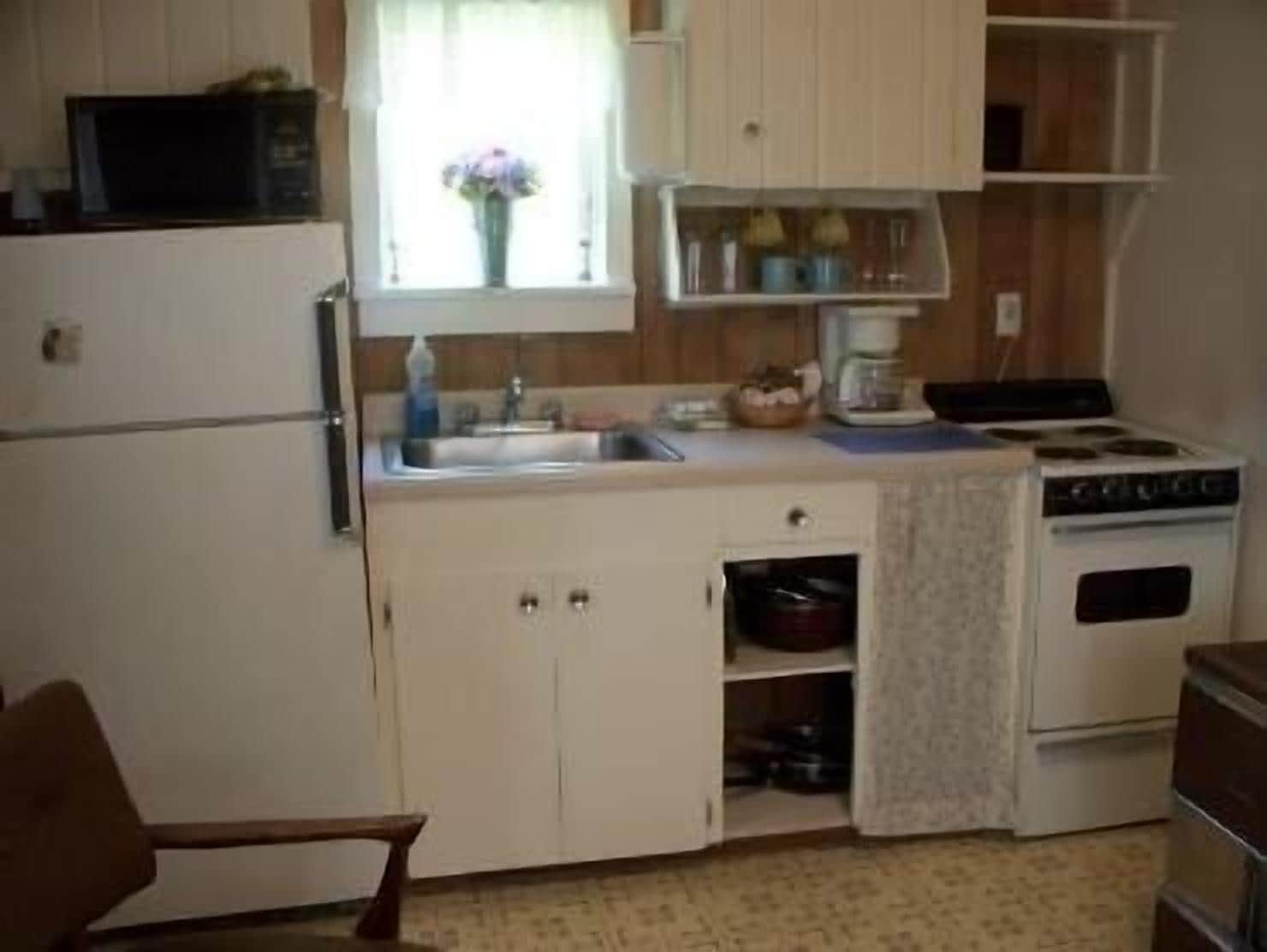 Full-size fridge, microwave, coffee/tea maker, cookware/dishes/utensils