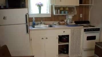 Full-size fridge, microwave, coffee/tea maker, cookware/dishes/utensils