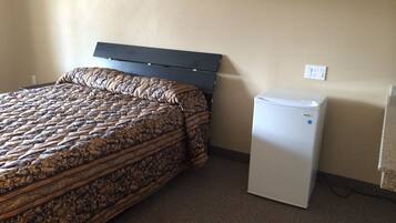 Standard Room, 1 Queen Bed, Non Smoking | Free WiFi, bed sheets, wheelchair access