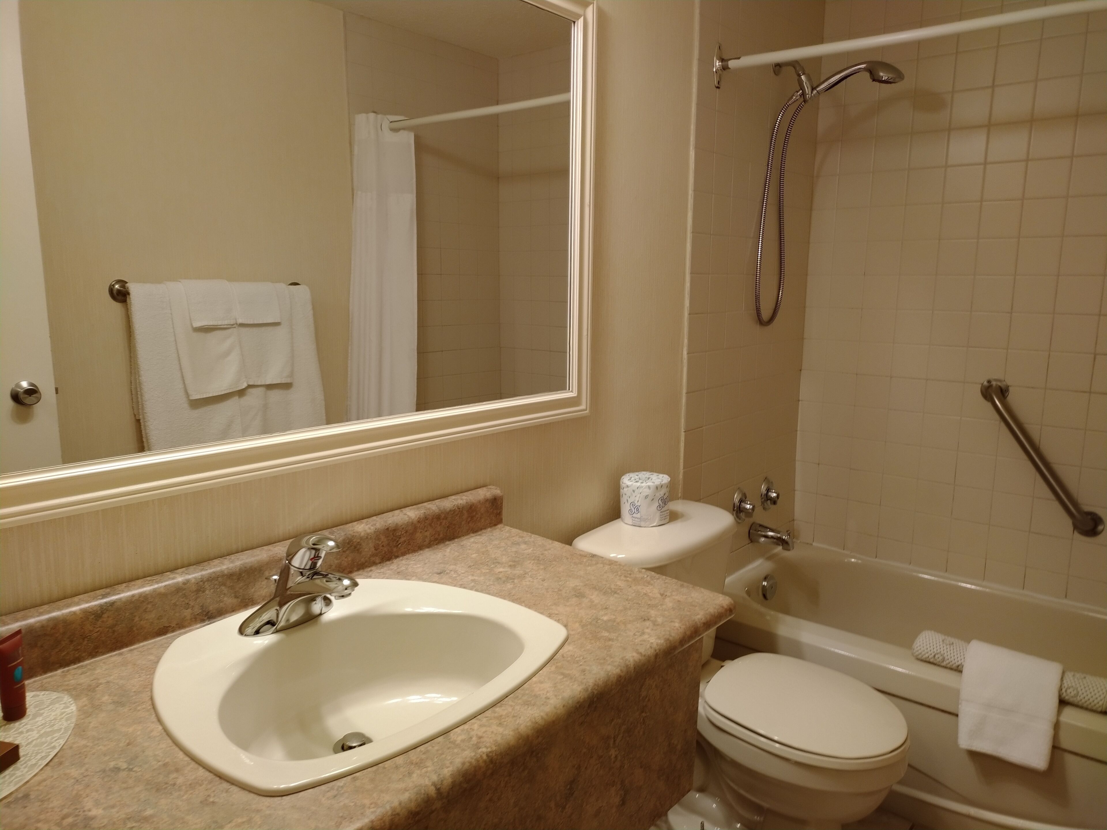 Een badkamer met een wastafel, toilet en douche.