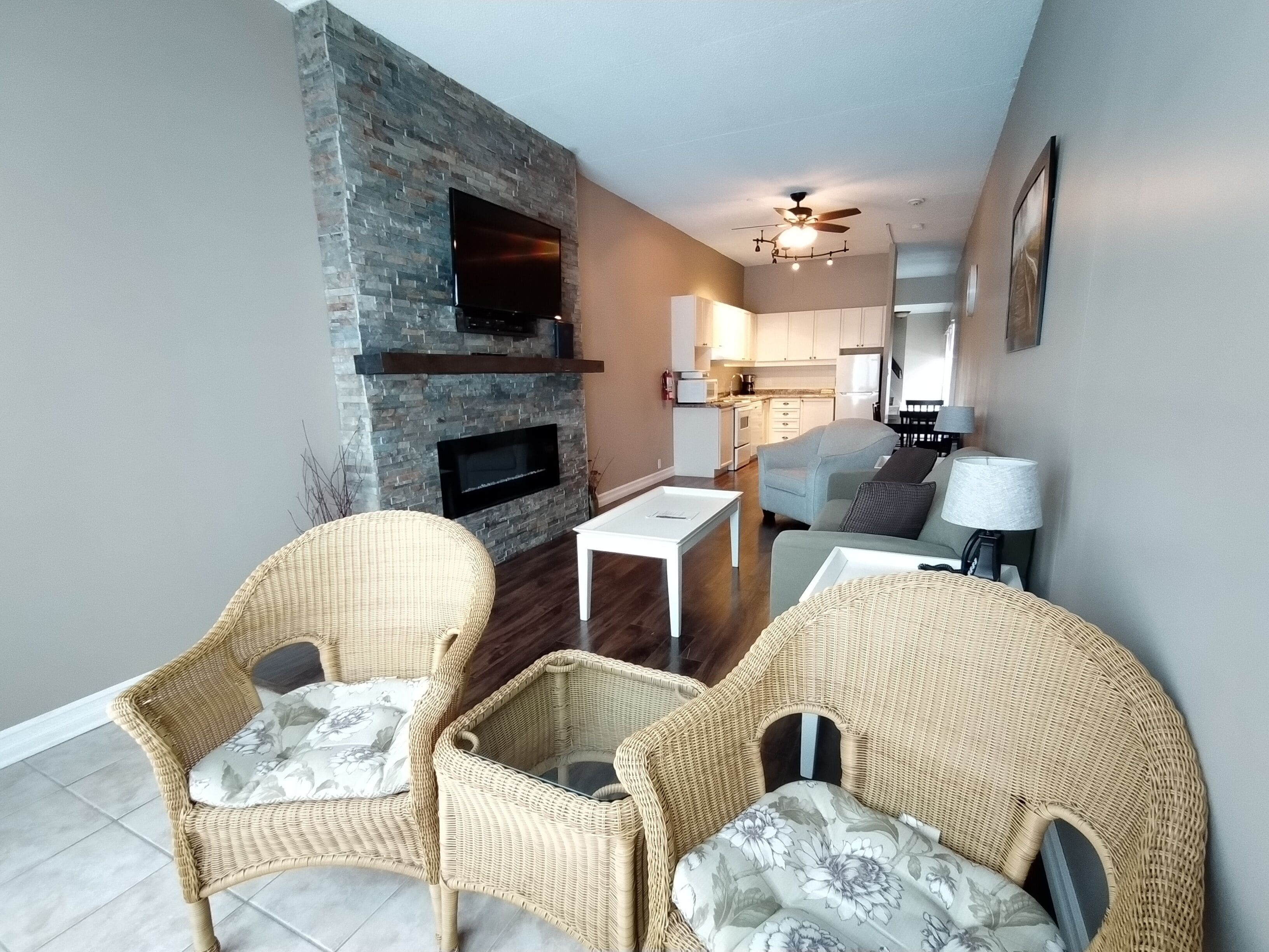 Studio Suite | Living area | TV, fireplace