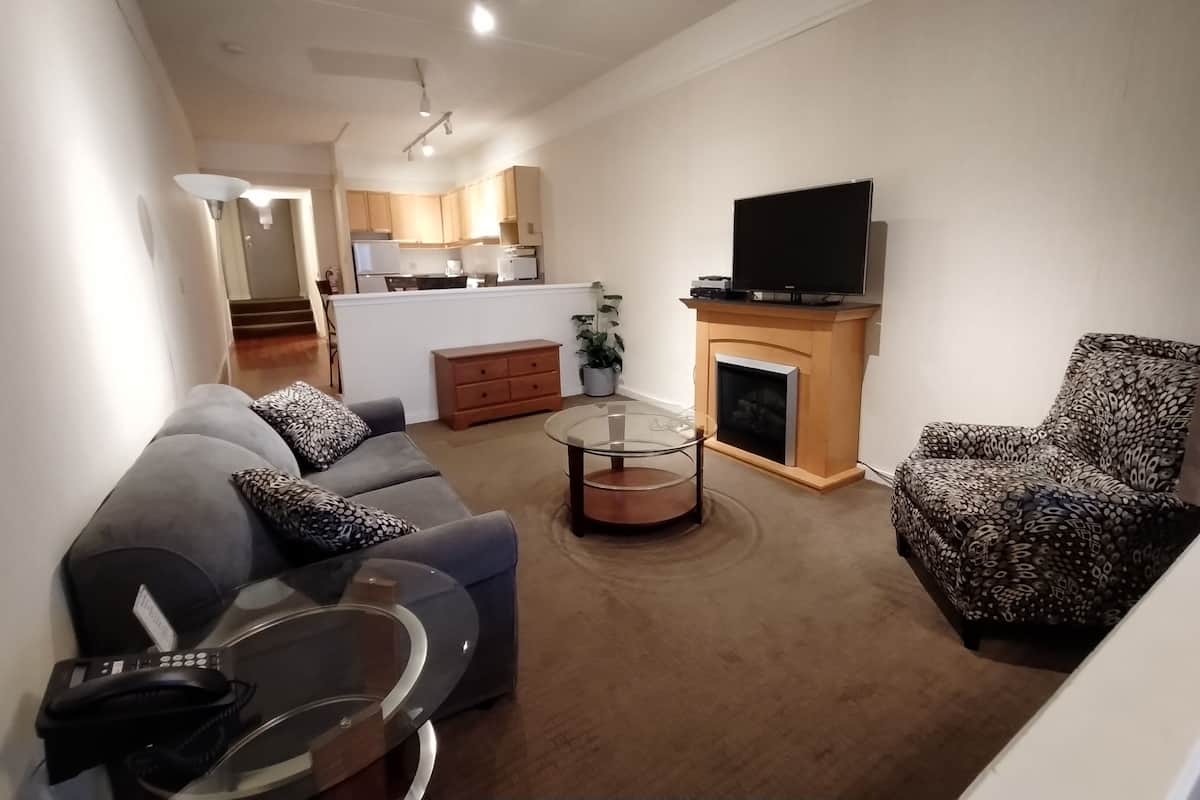 Studio Suite | Living area | TV, fireplace