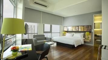 Caja de seguridad en la habitación y escritorio