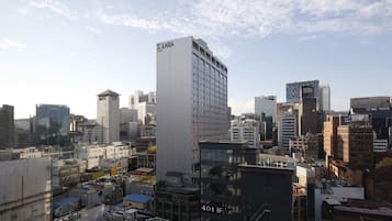 Un edificio alto con el nombre "SOLARIA" bien visible en su fachada.