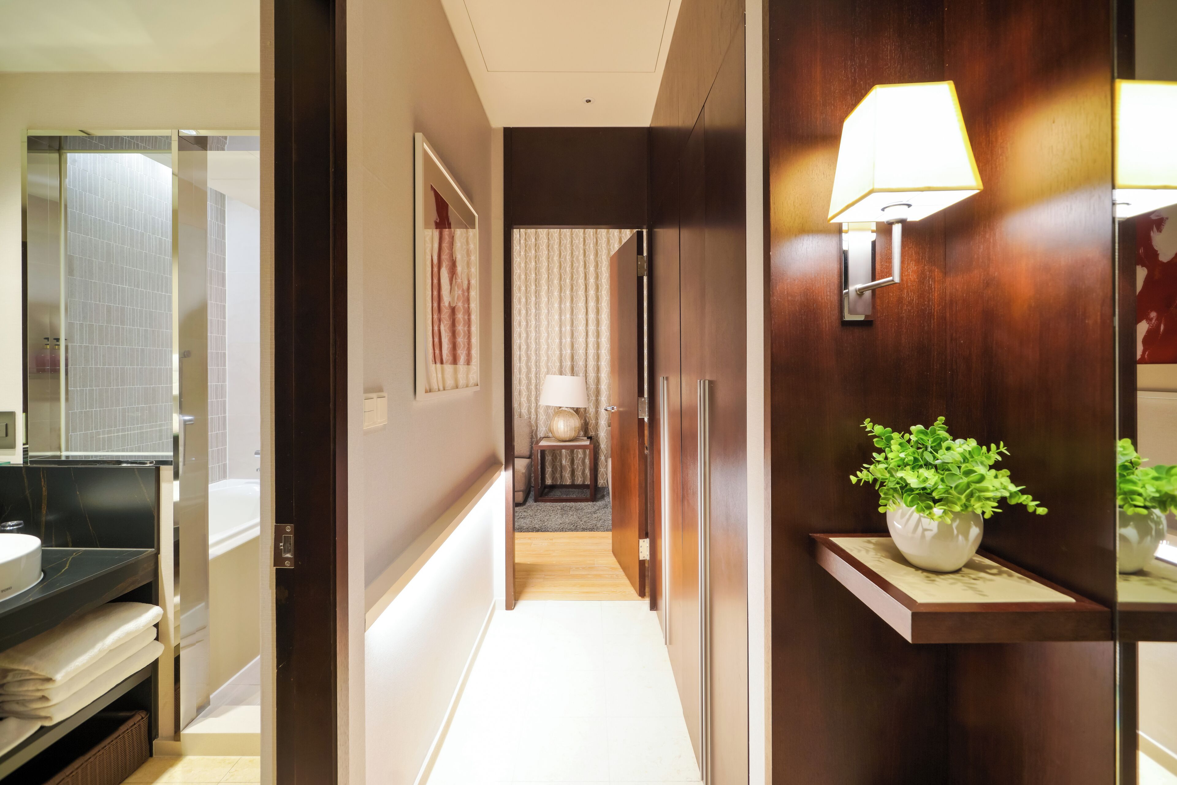 标准三人房 | 浴室 | 独立的浴缸和淋浴、深泡浴缸、大花洒淋浴喷头、吹风机