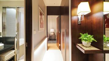 Habitación triple estándar | Baño | Tina y regadera independientes, tina profunda, regadera tipo lluvia