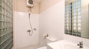 Ducha, artículos de higiene personal gratuitos y secador de pelo