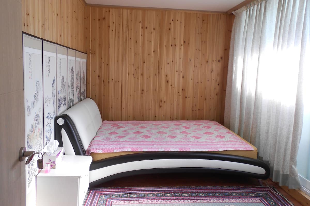 Premium bedding, free minibar items, desk, free WiFi