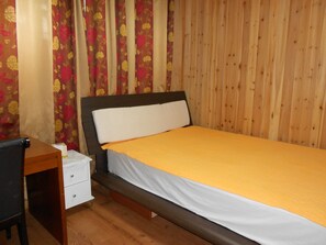 Habitación doble | Ropa de cama de alta calidad y minibar (con algunos artículos gratuitos)