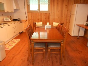 Dreibettzimmer | Eigene Küche | Kühlschrank, Herdplatte, Wasserkocher mit Kaffee-/Teezubehör