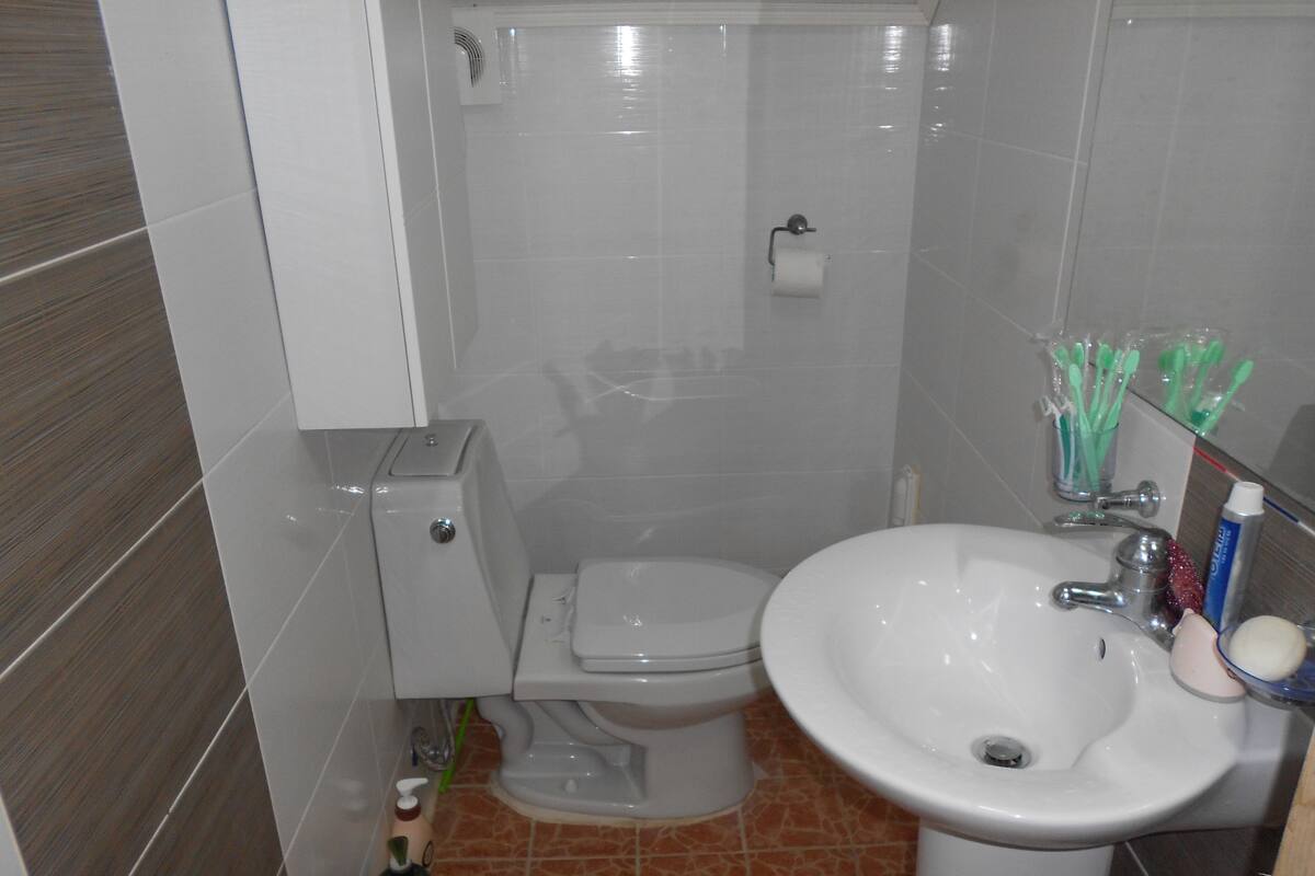 Perlengkapan mandi gratis, pengering rambut, dan sandal