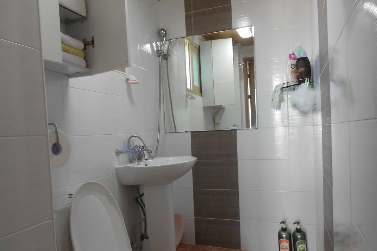 Studio | Kamar mandi | Perlengkapan mandi gratis, pengering rambut, dan sandal