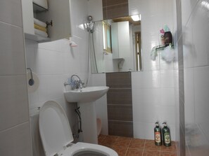 Studio | Badezimmer | Kostenlose Toilettenartikel, Haartrockner, Hausschuhe