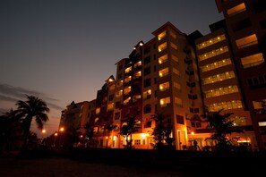 Fachada da propriedade à noite