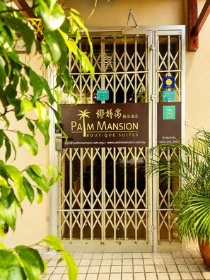 Front of property - Palm Mansion Boutique Suites (George Town)