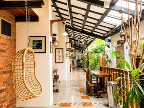 44-inch flat-screen TV with cable channels, TV - Palm Mansion Boutique Suites (George Town)