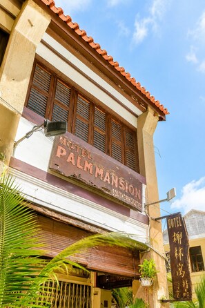 Front of property - Palm Mansion Boutique Suites (George Town)