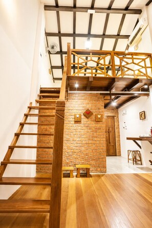 Deluxe Duplex | Desk, laptop workspace, rollaway beds, free WiFi