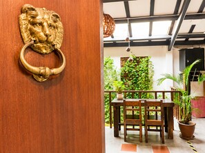 44-inch flat-screen TV with cable channels, TV - Palm Mansion Boutique Suites (George Town)