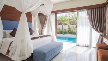 Minibar, in-room safe, desk, iron/ironing board