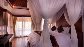 2 bedrooms, minibar, in-room safe, desk