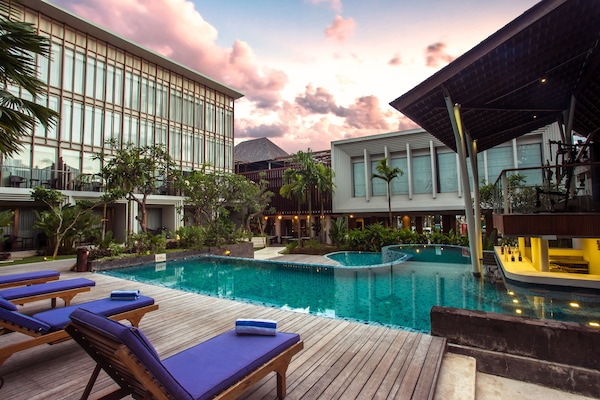 Outdoor pool, pool umbrellas, sun loungers