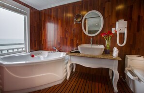 Combined shower/bathtub, jetted bath, rainfall showerhead - Signature Royal Halong Cruise (Ha Long)
