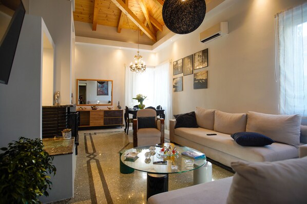 Villa, 2 Schlafzimmer, eigener Pool | Wohnbereich | Plasmafernseher, DVD-Player