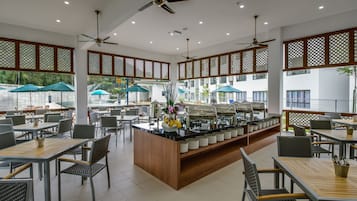Desayuno buffet todos los días (con cargo)