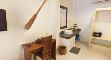 Ocean Deluxe AC | 客房内保险箱、床单