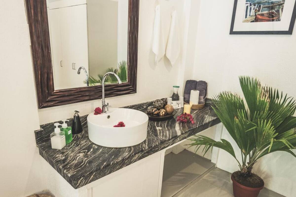 shower, hydromassage showerhead, towels