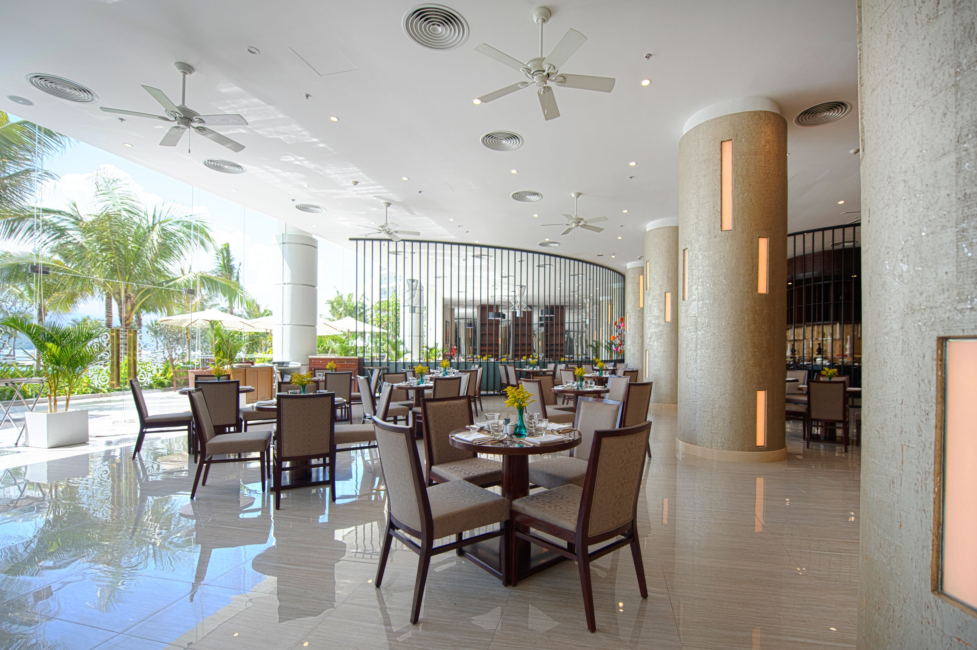 5 restaurants; breakfast, lunch and dinner served 