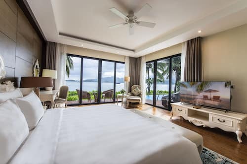 Minibar, in-room safe, desk, blackout curtains