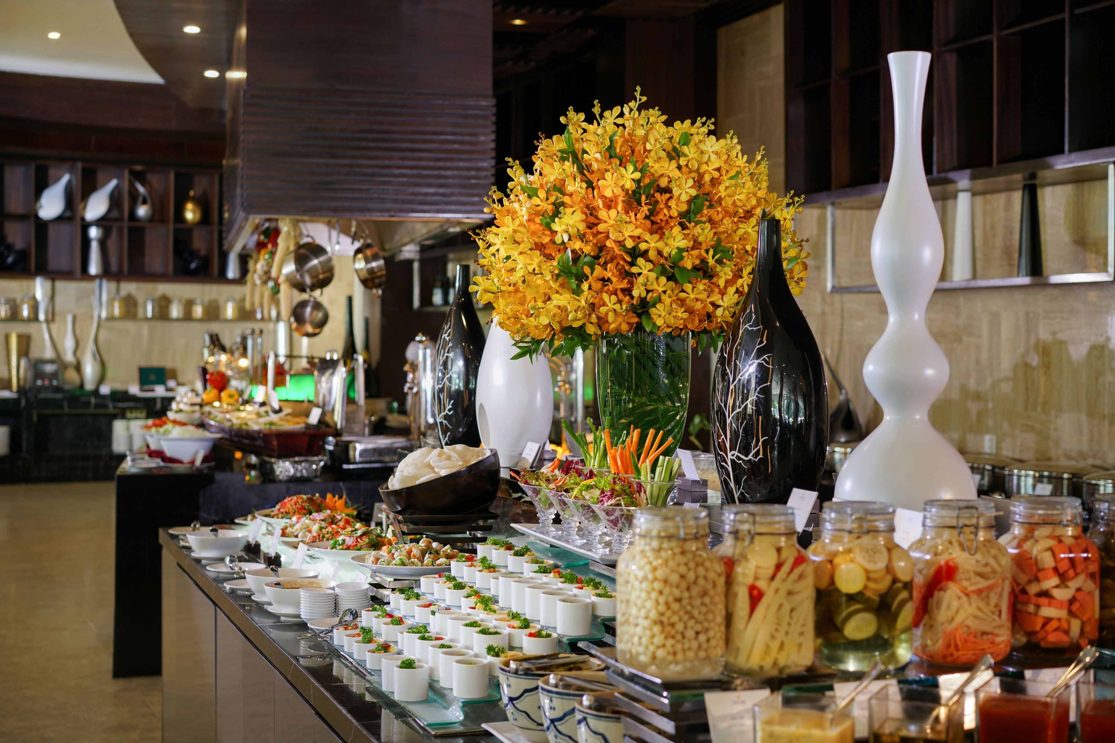 5 restaurants, breakfast, lunch, dinner served; international cuisine