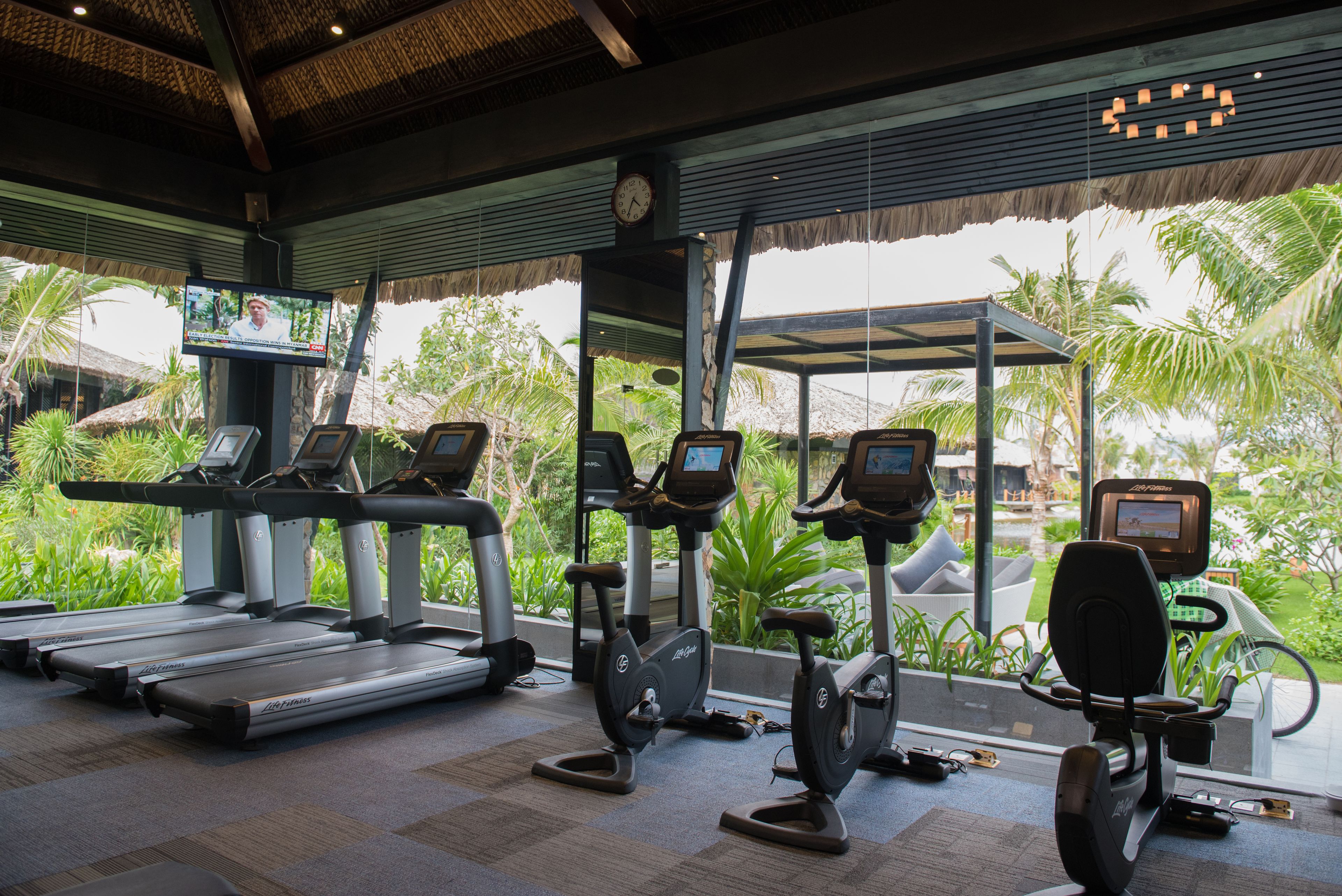Ein Fitnessstudio mit Laufbändern, Ergometer und Crosstrainern.