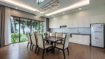 Una cocina moderna con comedor, ventanas amplias y vista a zonas verdes.