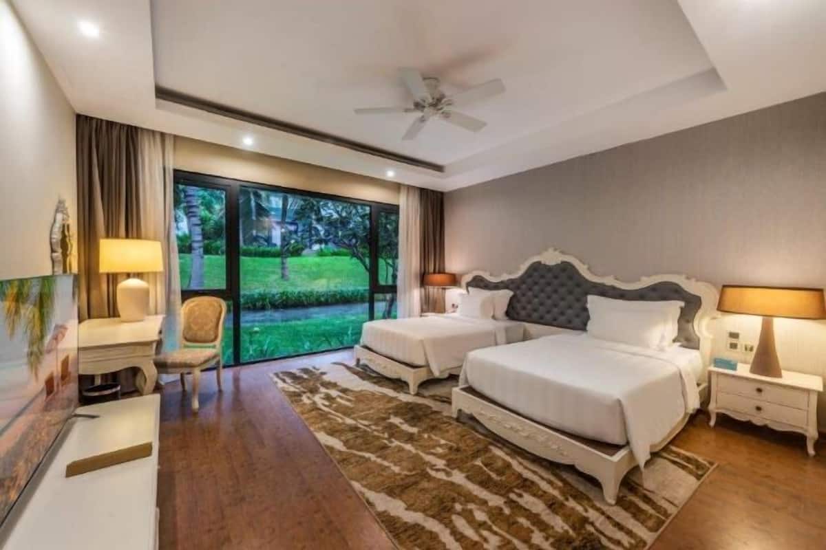 Minibar, in-room safe, desk, blackout drapes