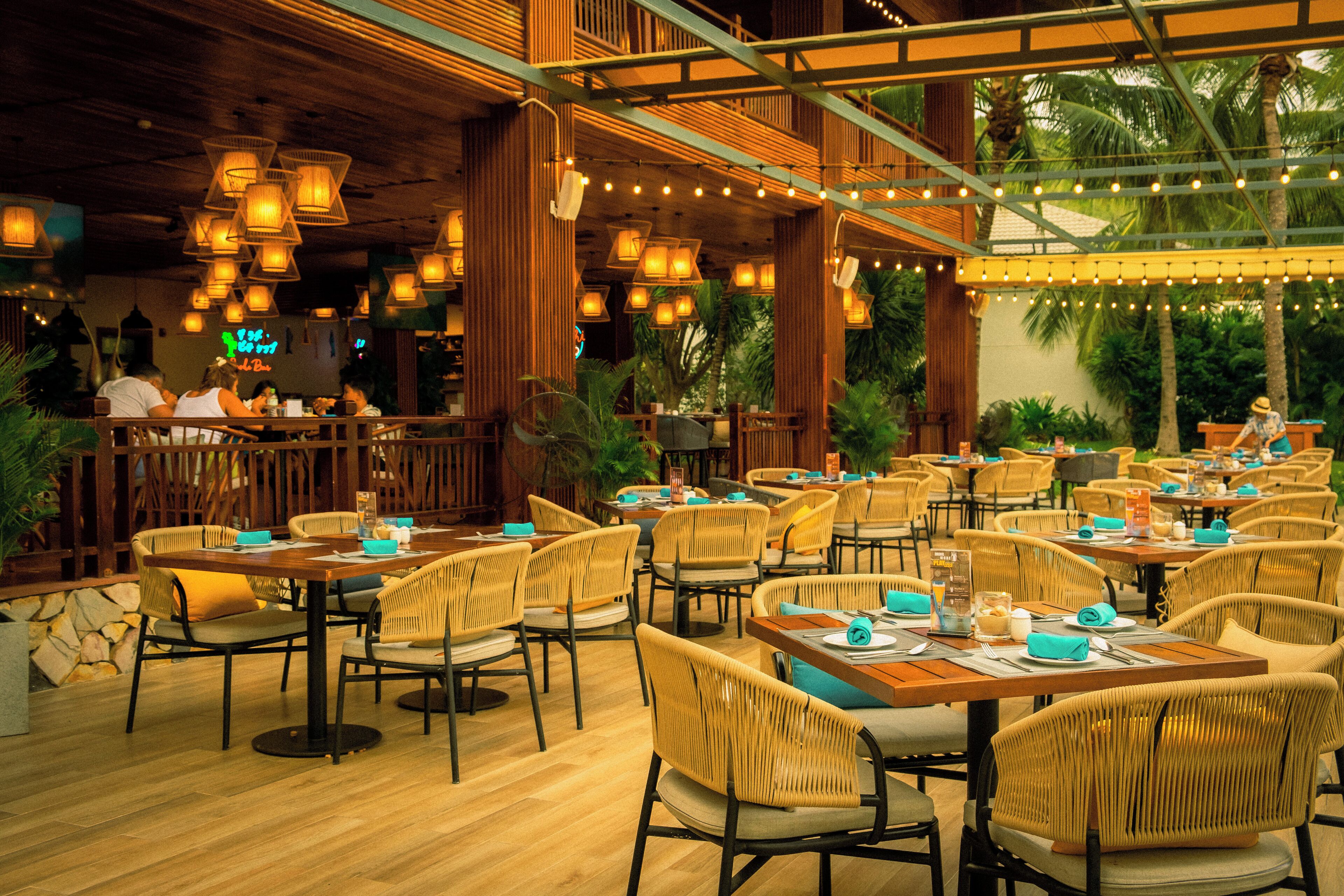 5 restaurants, breakfast, lunch, dinner served; international cuisine