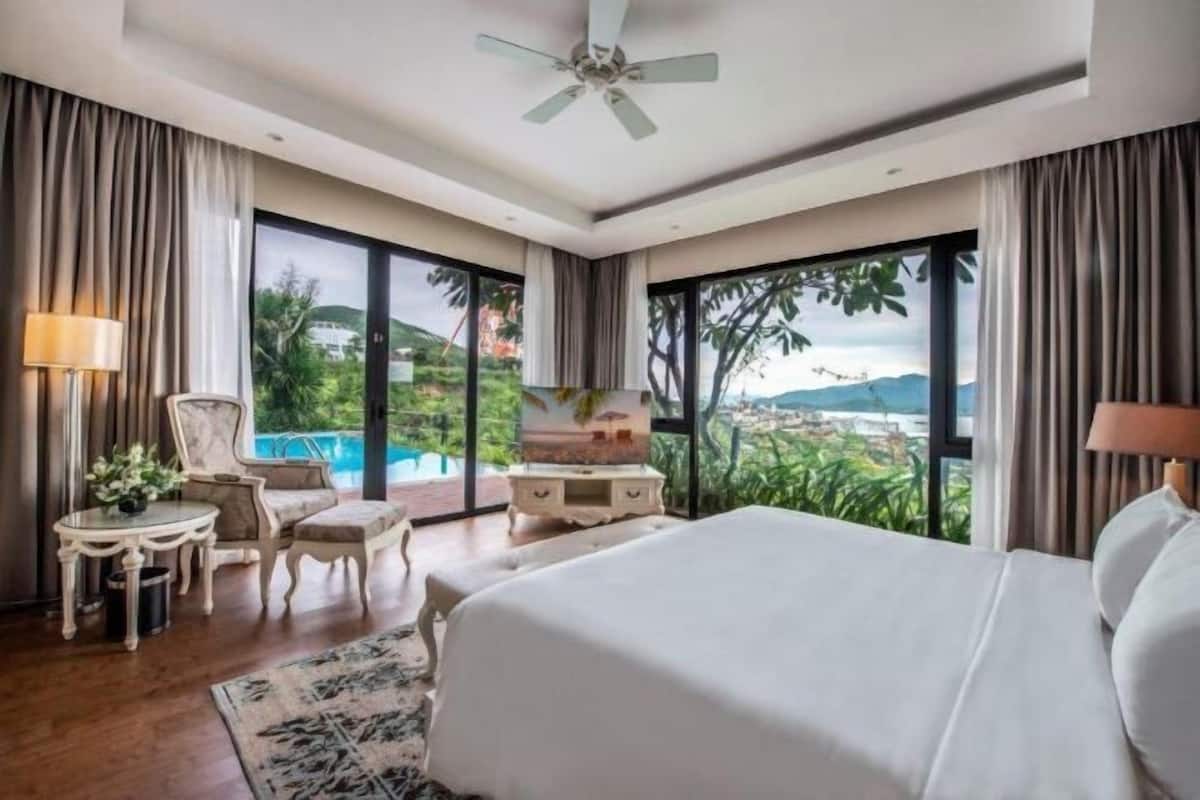 3 bedrooms, minibar, in-room safe, desk