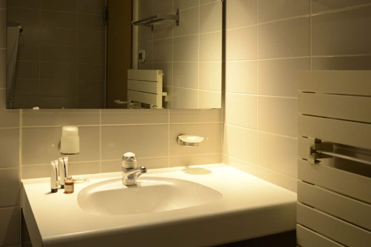 economy room | bathroom | shower, free toiletries, hair dryer, towels