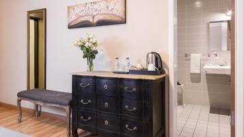 Phòng đôi, quang cảnh vườn | Trang trí khác biệt, trang bị nội thất với thiết kế riêng biệt, bàn