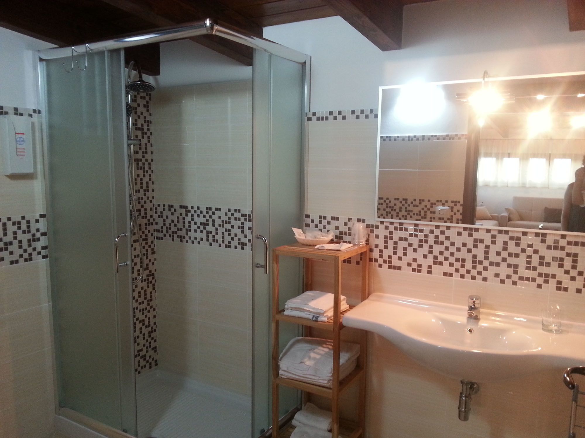 Suite Keluarga, teras | Kamar mandi | Shower, perlengkapan mandi gratis, pengering rambut, dan sandal