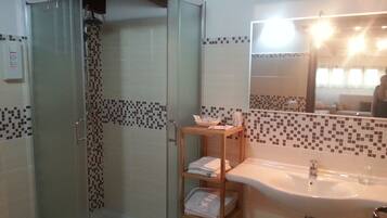 Suite Keluarga, teras | Kamar mandi | Shower, perlengkapan mandi gratis, pengering rambut, dan sandal