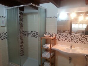 Familien-Suite, Terrasse | Badezimmer
