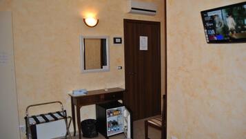 Camera con letto matrimoniale o 2 letti singoli | 1 camera, minibar, una cassaforte in camera, una scrivania