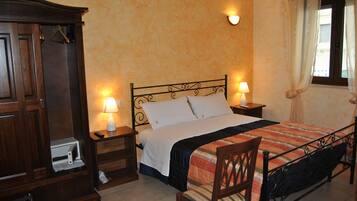 Camera con letto matrimoniale o 2 letti singoli | 1 camera, minibar, una cassaforte in camera, una scrivania